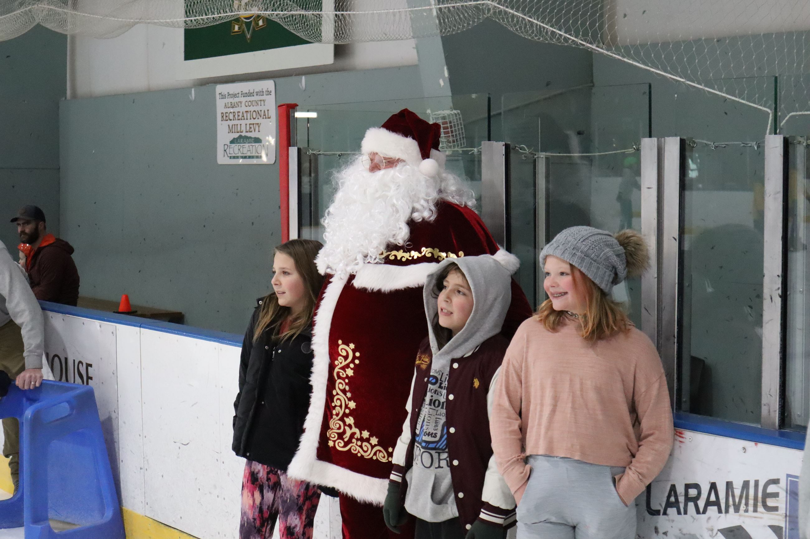 santa posing with kids at skate with santa
